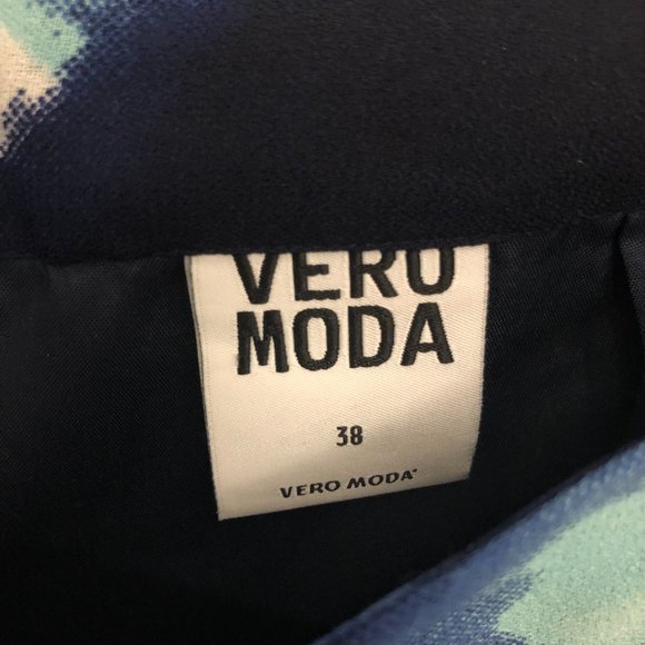 Vero Moda Blue Floral Mini Skirt Size 38 - like new - Picture 3 of 5